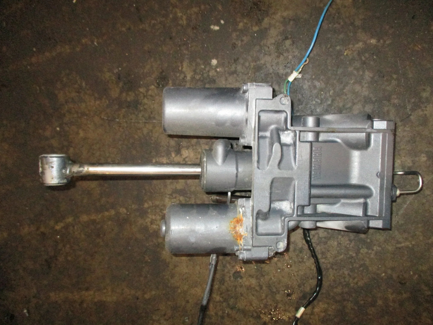 Yamaha 4.2L 300hp 4 stroke outboard tilt trim unit